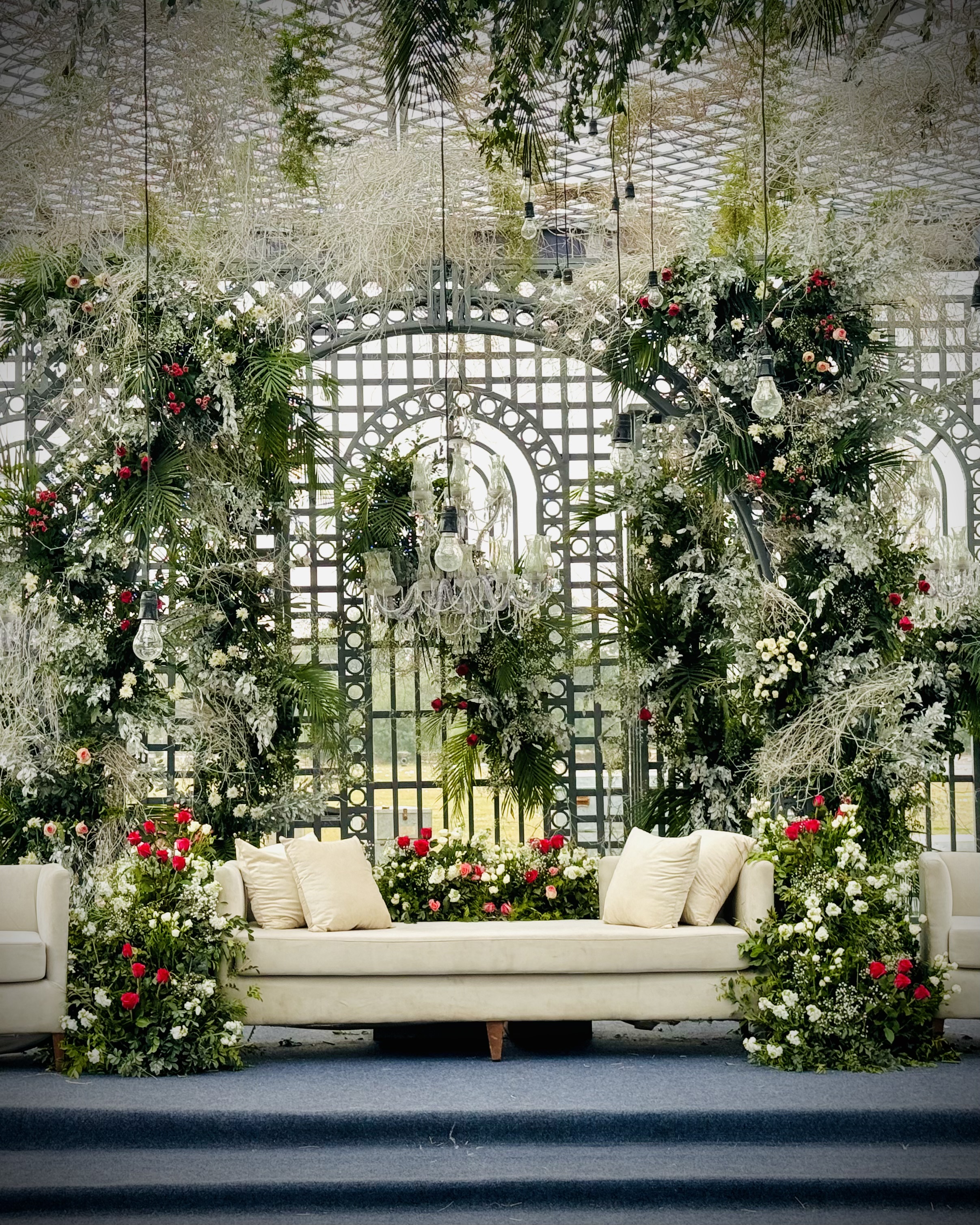 Fresh vs Artificial Flowers in Pakistani Weddings: Cost, Fragrance & Longevity