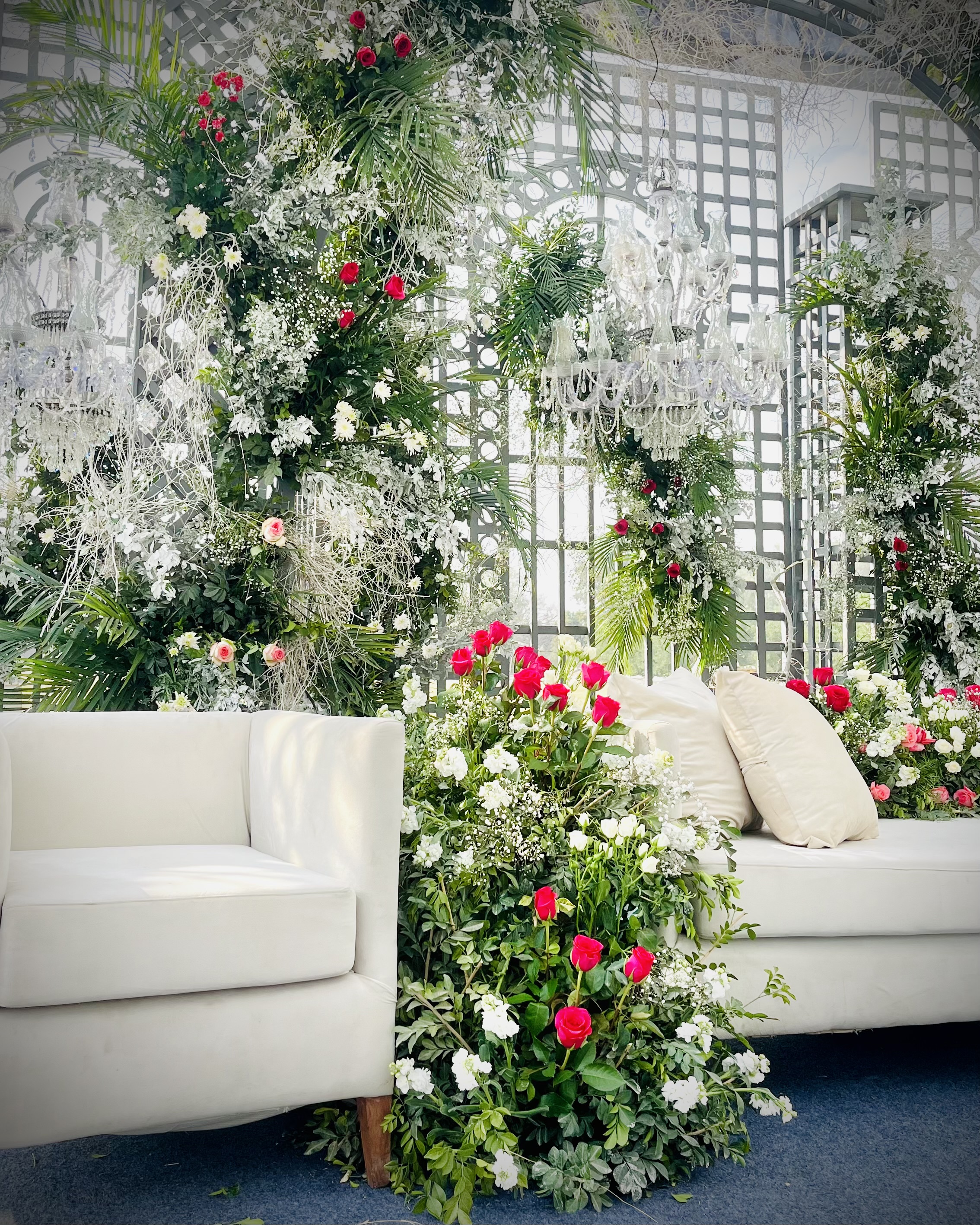 Theme Color Palettes: Ivory & Gold vs Emerald & Burgundy for 2026/2027 Weddings