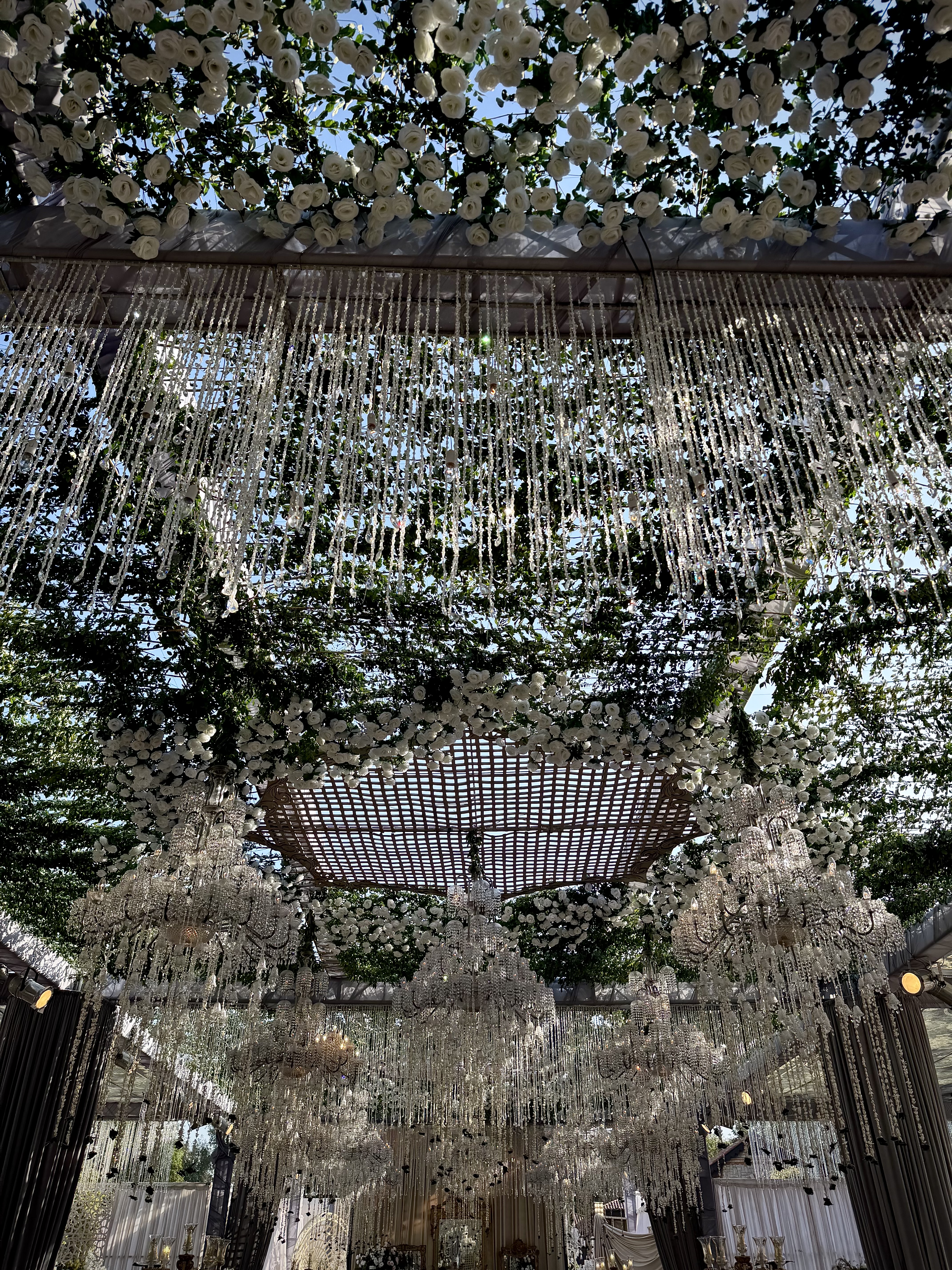 Minimalist Luxury: How Clean Geometry and Statement Florals Outshine Clutter